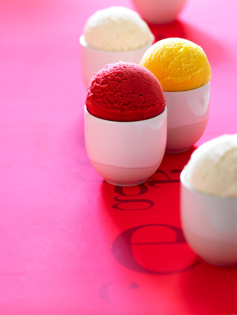 Mandelmilchsorbet, Orangen-Grapefruit-Sorbet und Himbeer-Cranberry-Sorbet in weissen Bechern