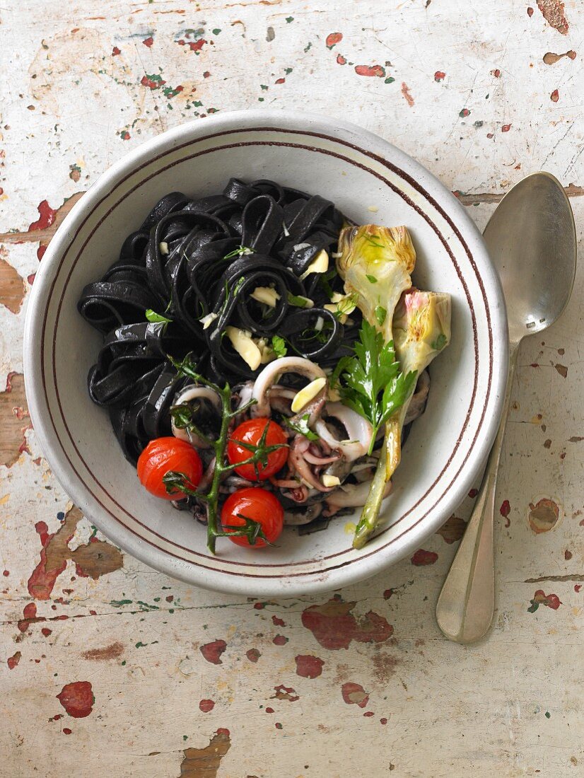 Squid ink tagliatelles with calamaries