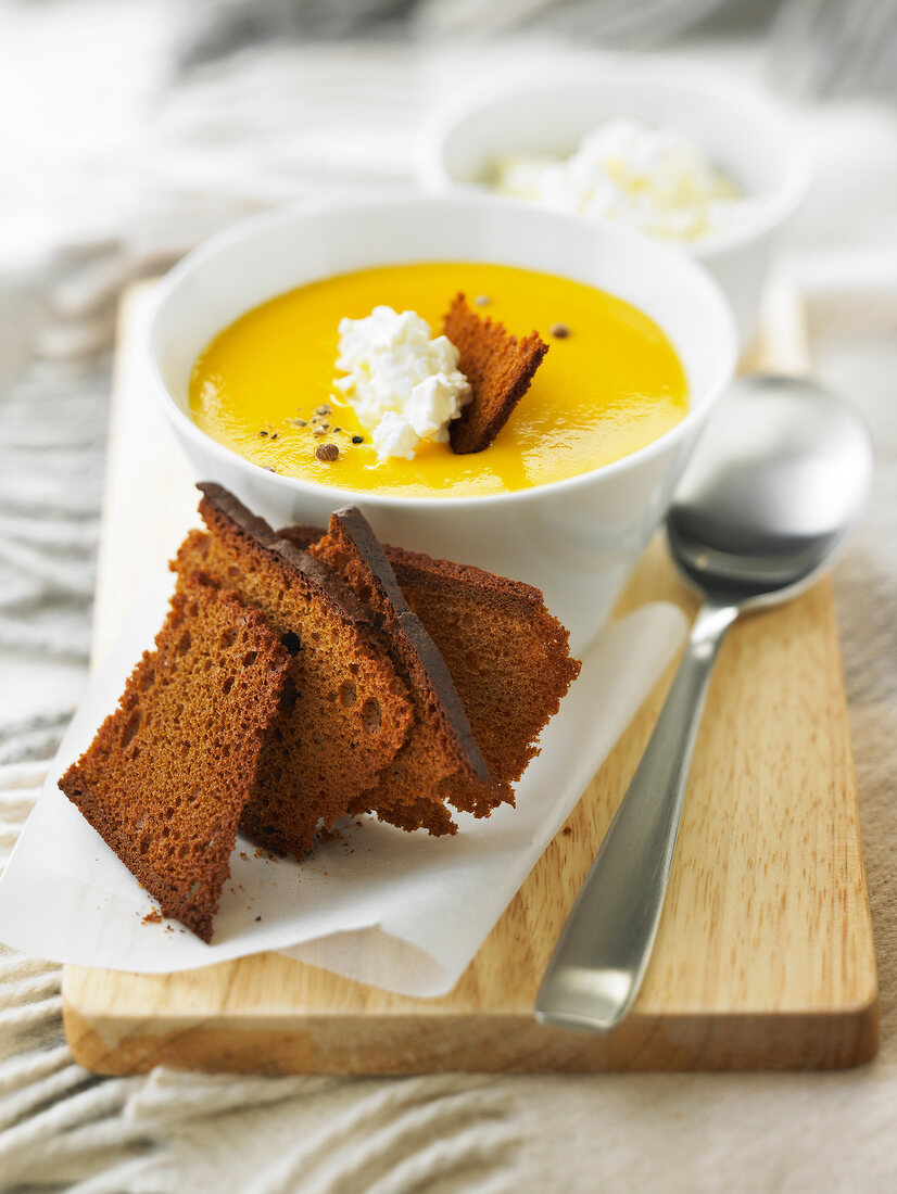 Möhren-Cheddar-Cremesuppe mit geröstetem Roggenbrot