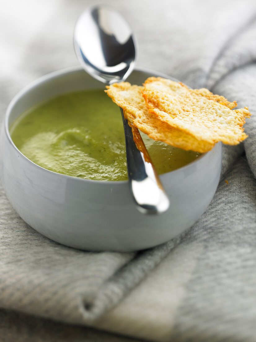 Zucchini-Kartoffel-Cremesuppe mit Parmesanchips