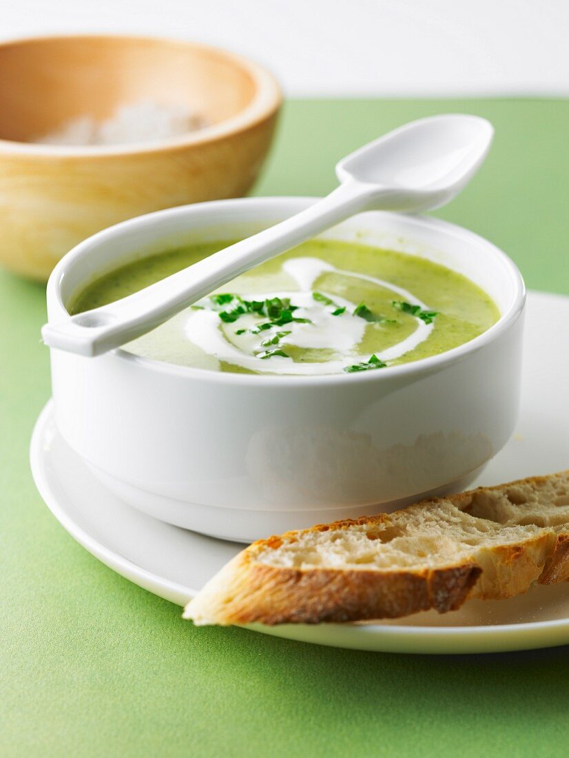 Zucchini-Kartoffel-Suppe mit Scheibe Baguette