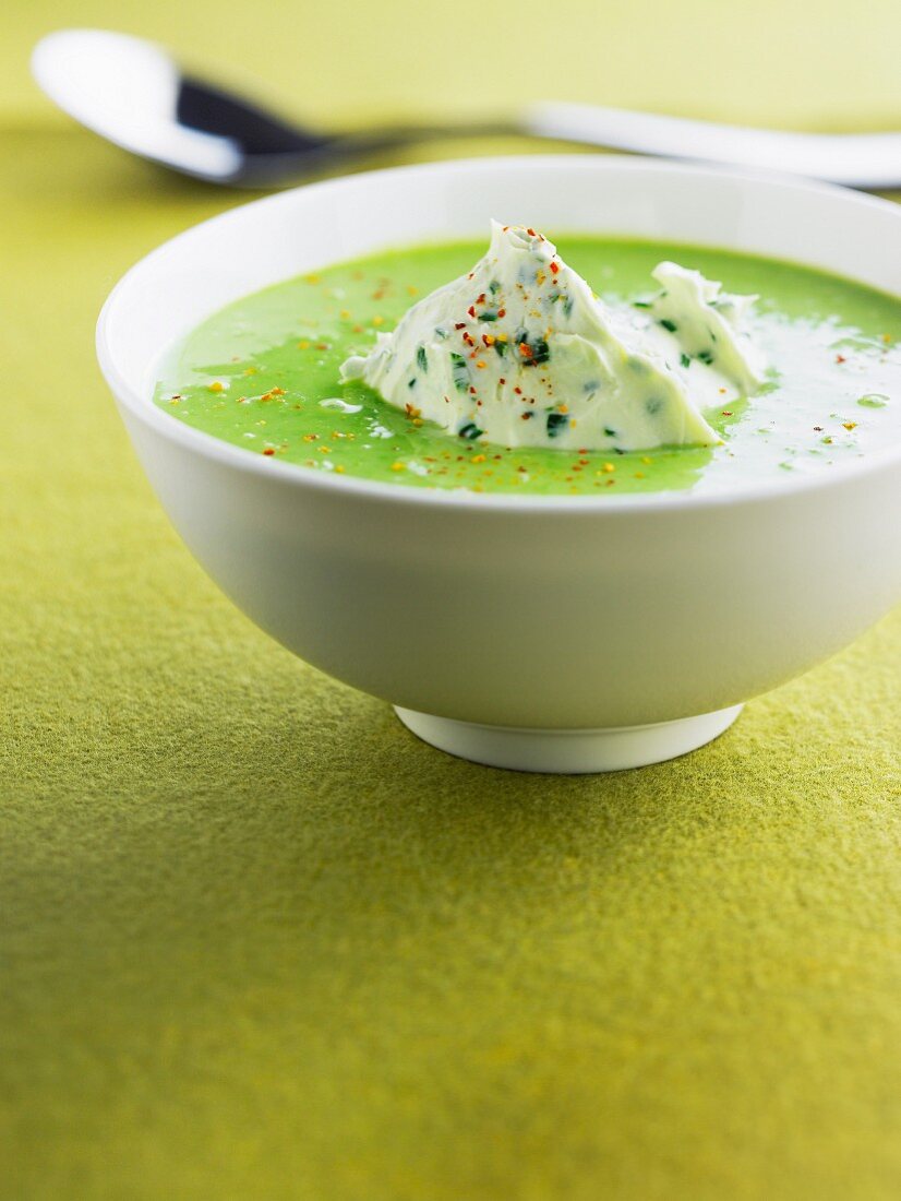 Broad bean soup with mascarpone