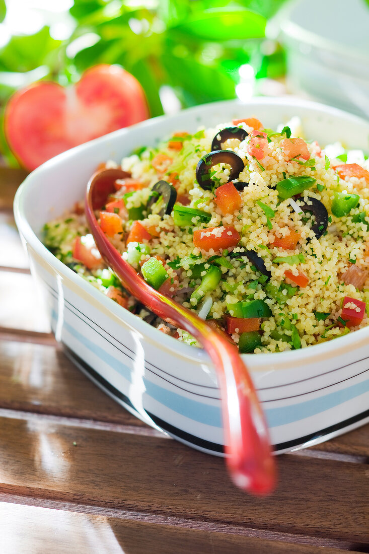 Tabouleh mit Paprika, Tomaten und Oliven