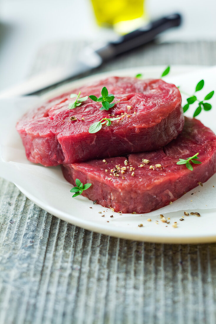 Zwei rohe, gewürzte Straussensteaks