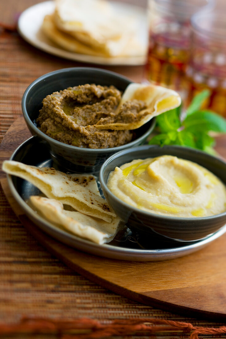 Hummus und Auberginenkaviar mit Fladenbrot