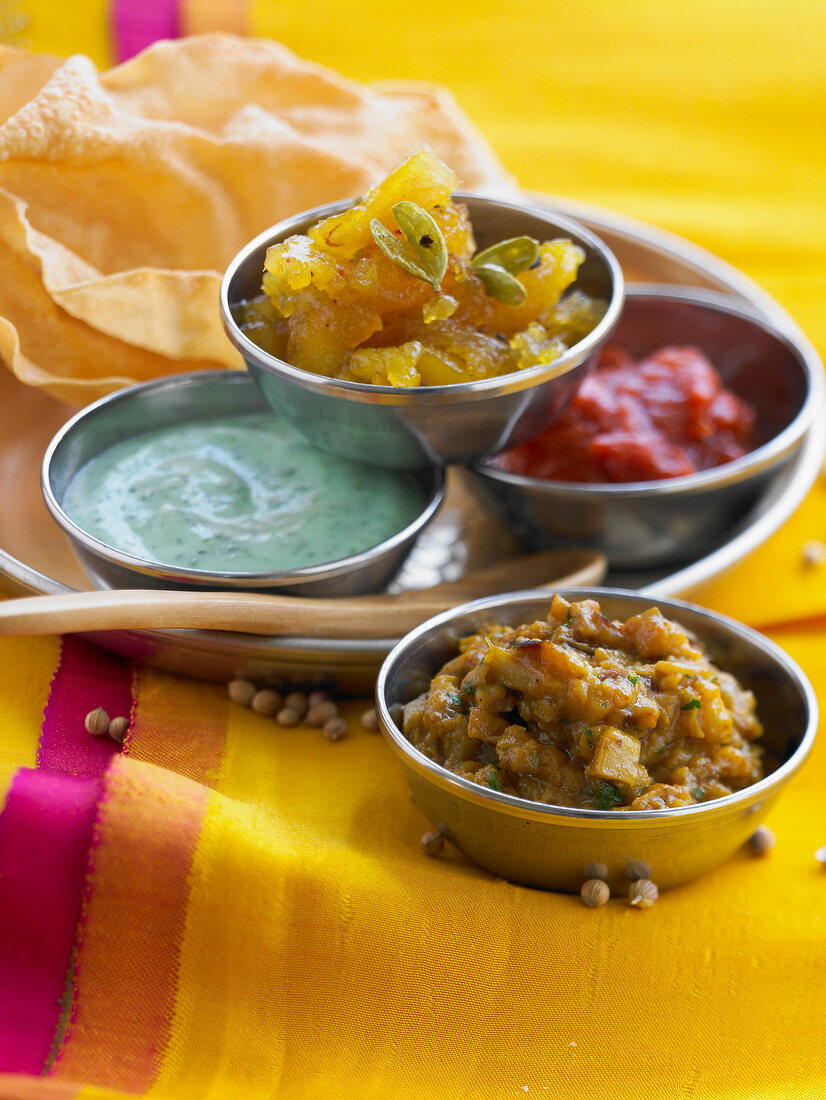 Indische Saucen und Chutneys in kleinen Schälchen