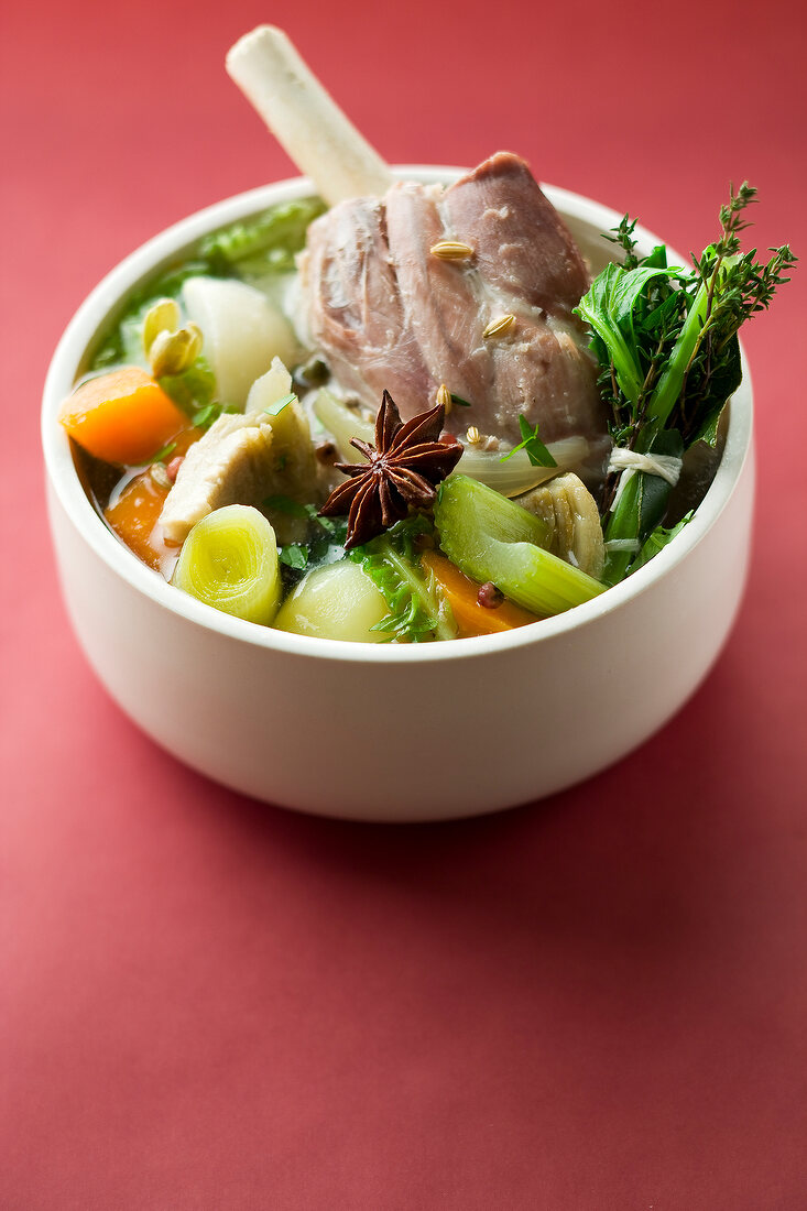 Pot au Feu (traditioneller Fleisch-Gemüse-Eintopf, Frankreich) mit Lammhaxe