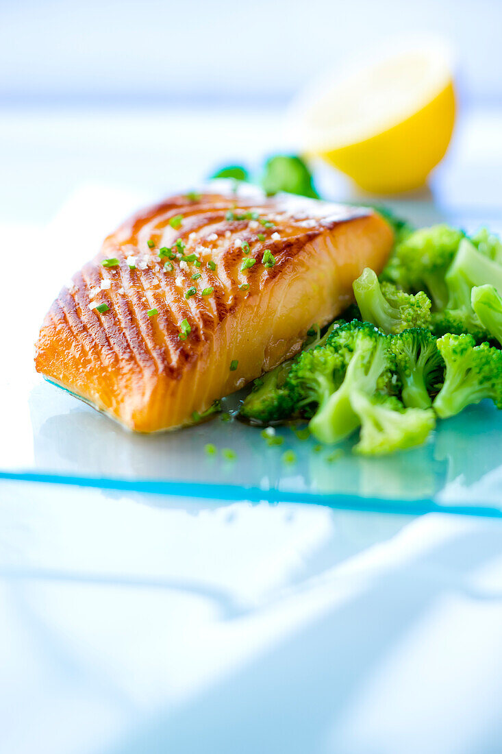 Grilled salmon with broccolis