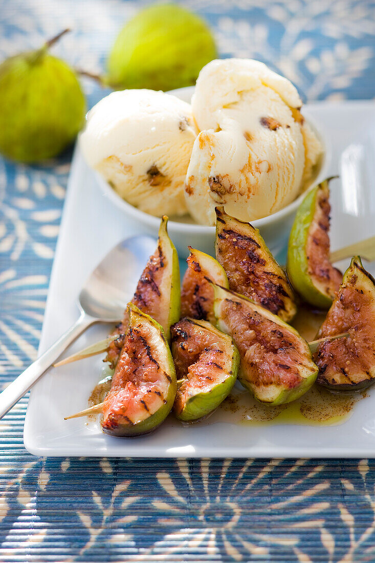 Fig brochettes with walnut ice cream