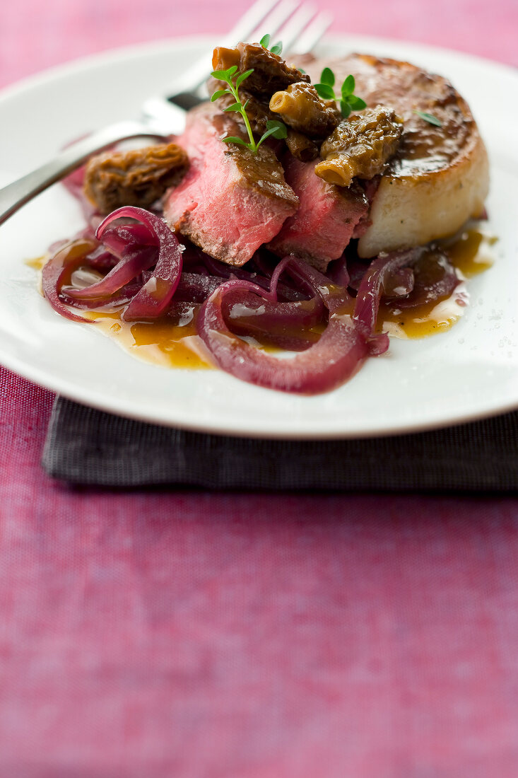 Filetsteak mit Morcheln und Zwiebelsauce