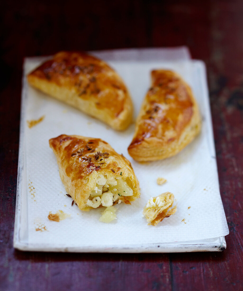 Blätterteigtaschen mit Kartoffel-Feta-Füllung (vegetarisch)