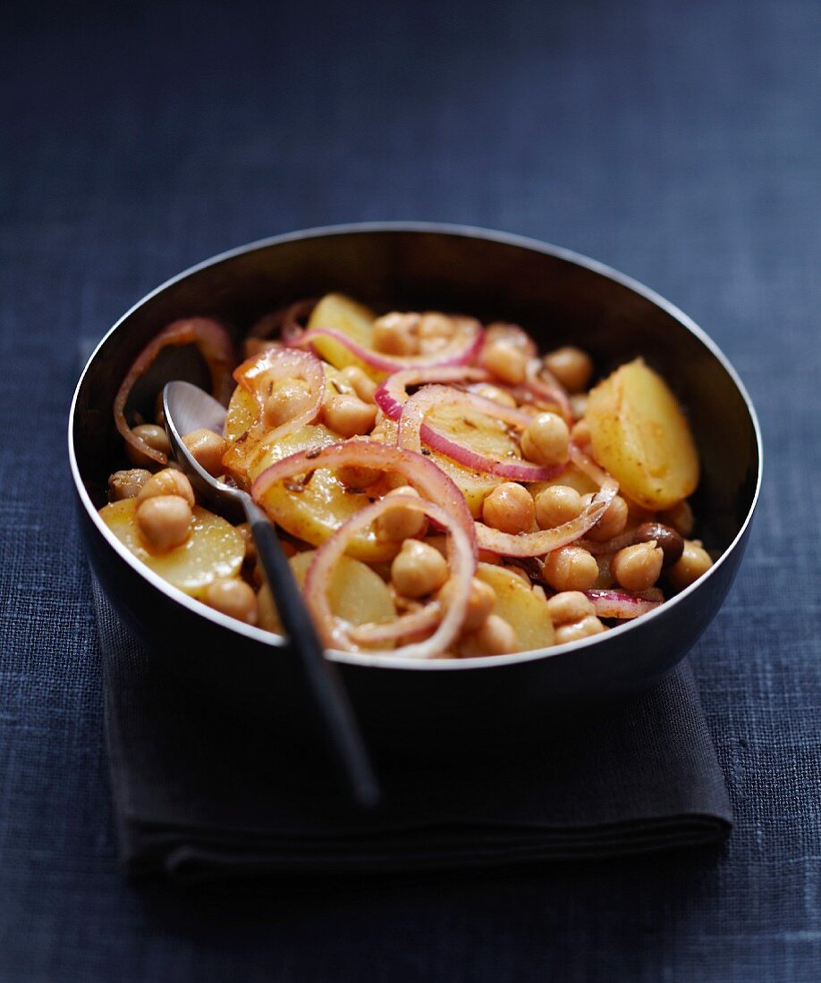 Herzhafter Kichererbsensalat mit Kartoffeln und Zwiebeln