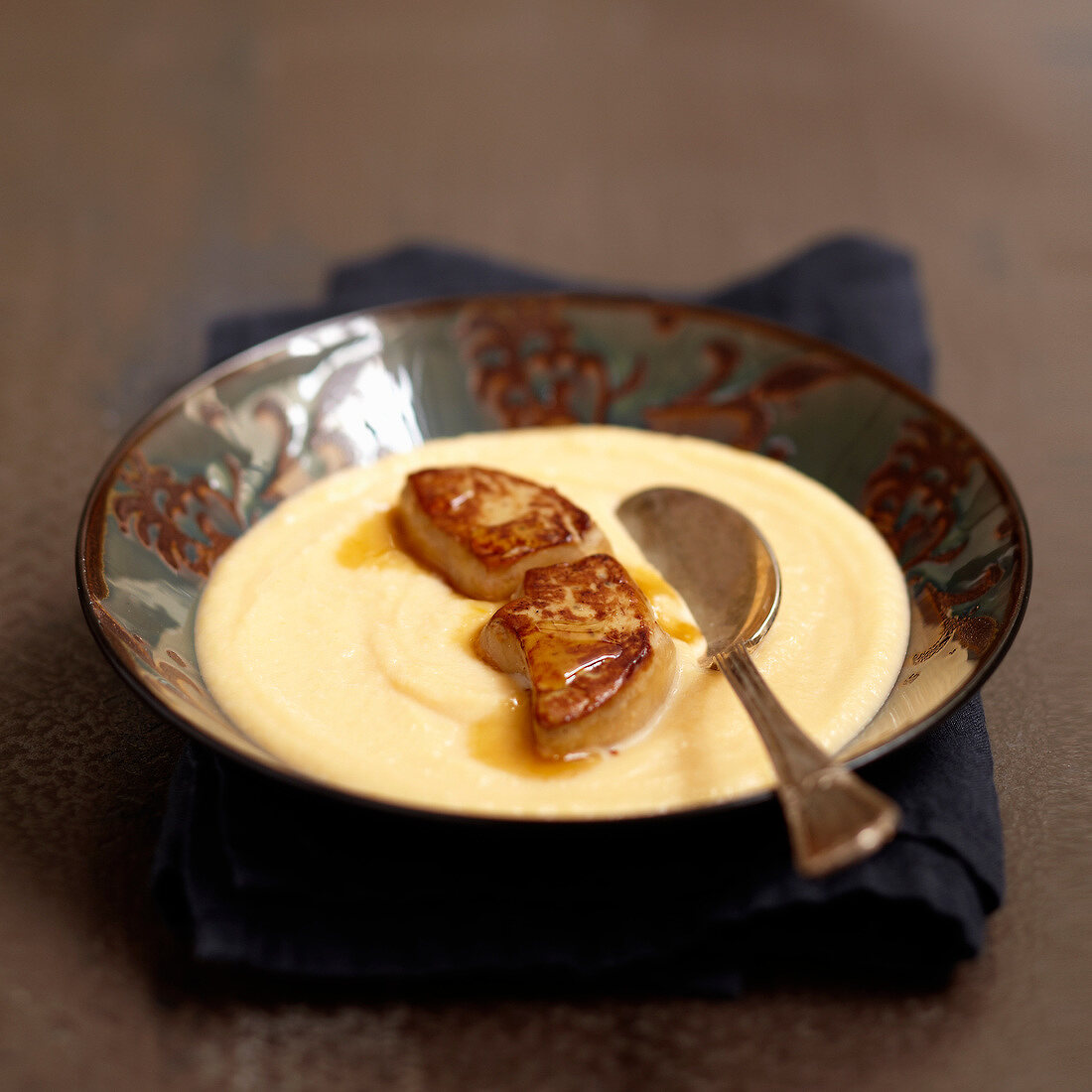 Steckrübencremesuppe mit Ahornsirup und gebratener Foie gras