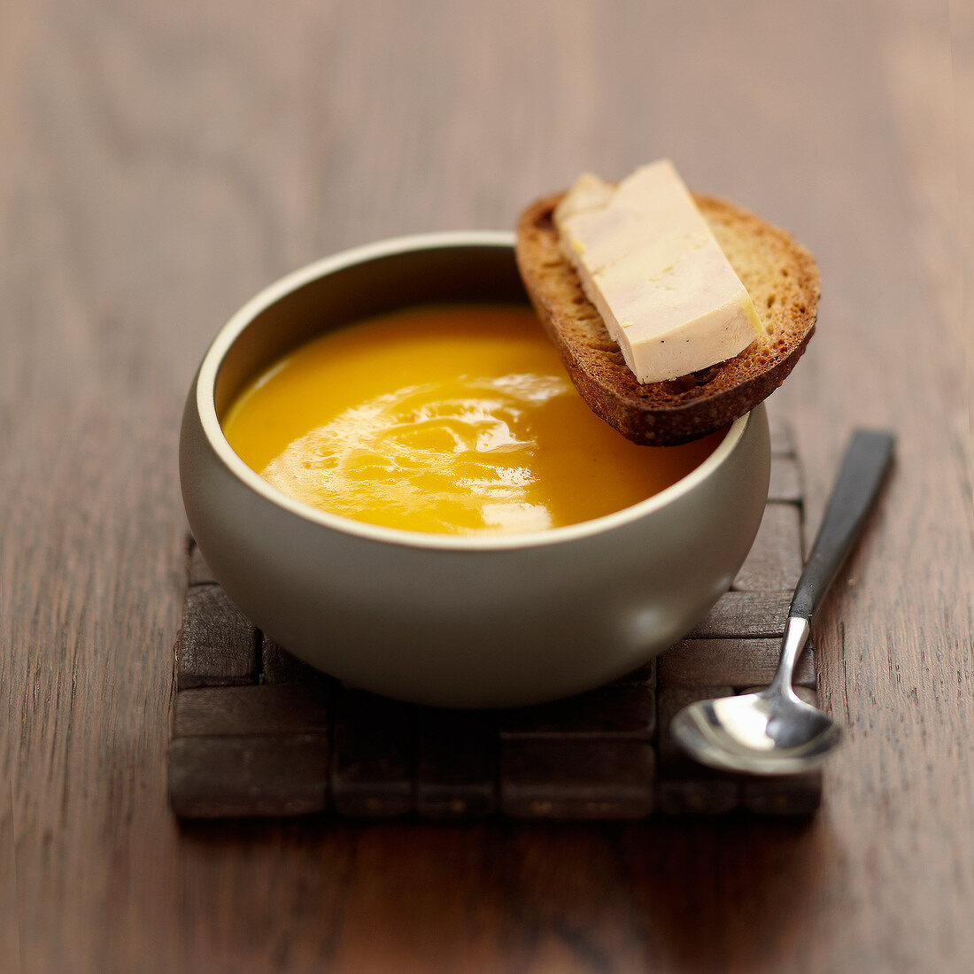 Kürbiscremesuppe mit Foie gras-Crostino