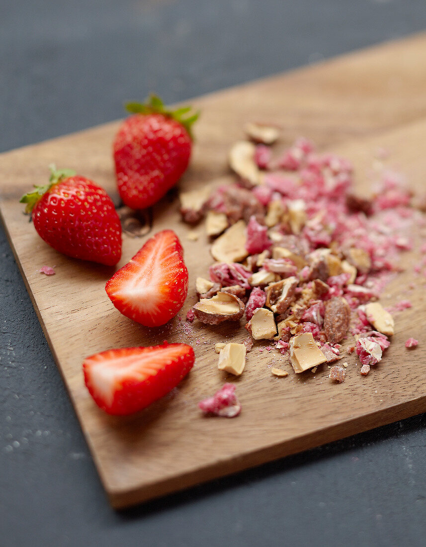 Erdbeeren und gehackte rosa Mandeln