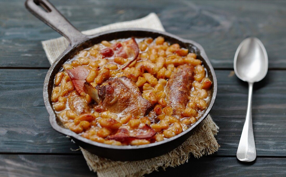 Cassoulet de Castelnaudary (Bohneneintopf mit Schweinefleisch und Knoblauchwurst aus Castelnaudary)