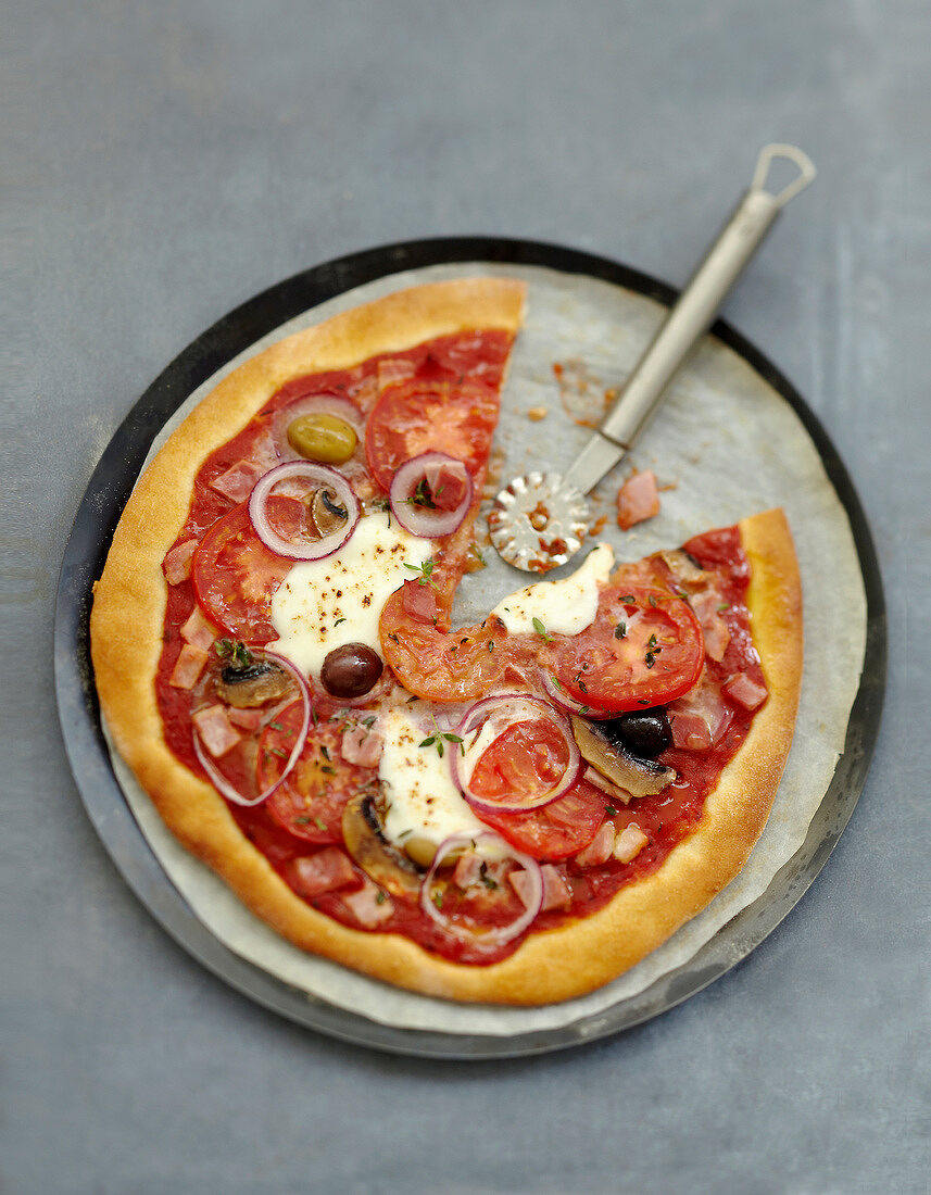 Pizza mit Tomaten, Oliven und Mozzarella