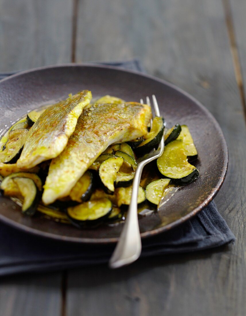 Goldbrassen-Zucchini-Tajine mit Kurkuma