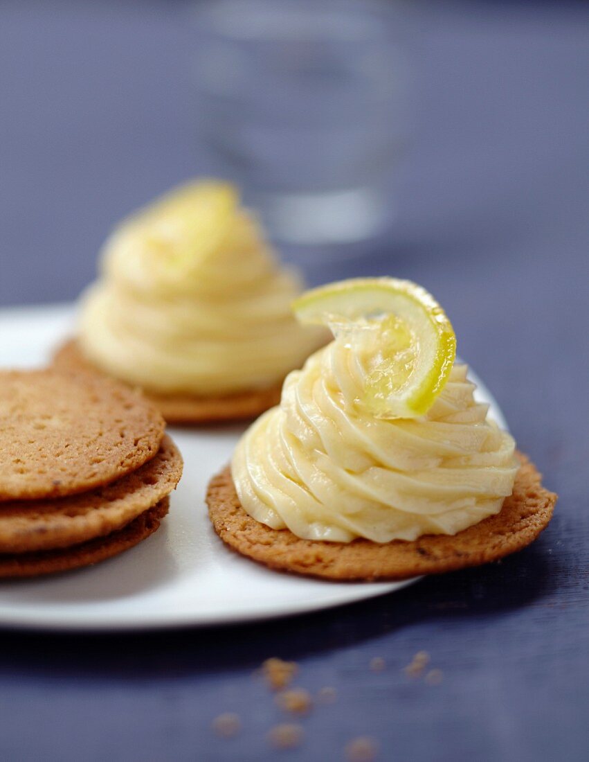 Bretonische Buttertaler mit Zitronencreme