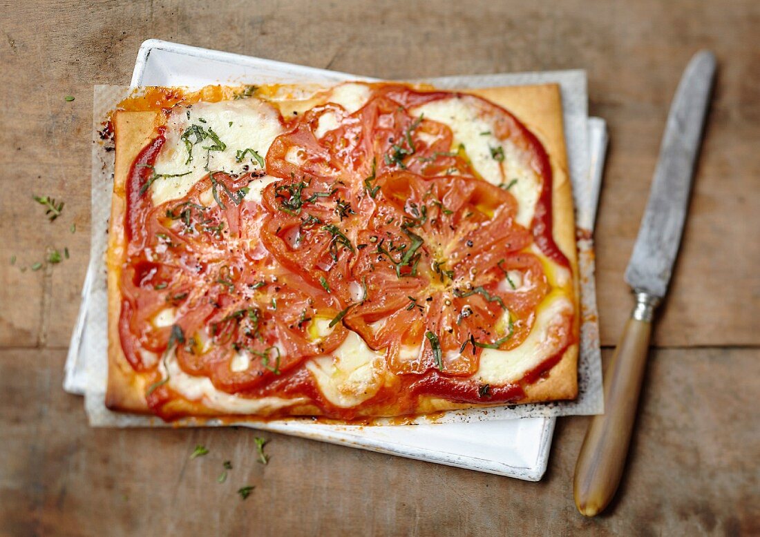 Pizza Margherita mit Ochsenherztomaten