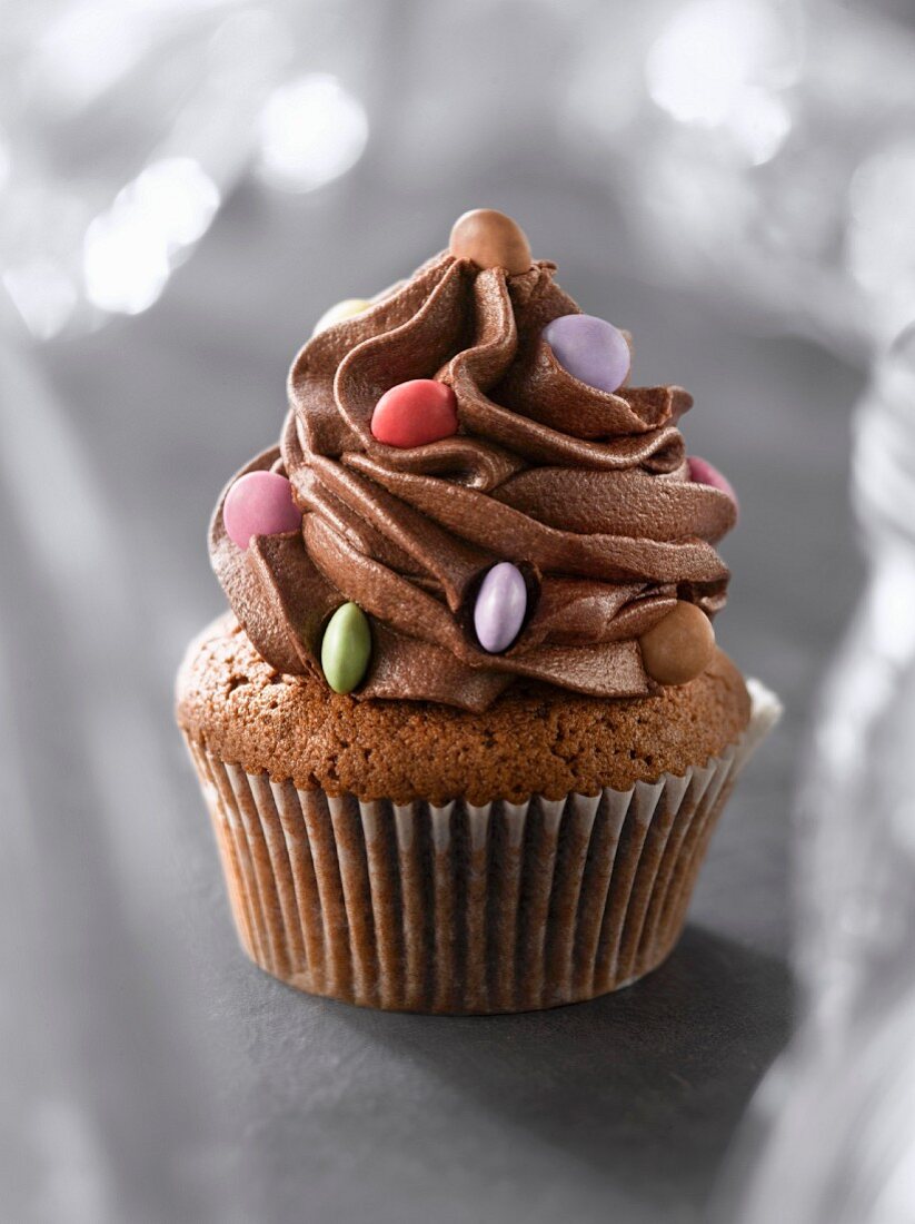 Schokoladen-Cupcake mit Smarties