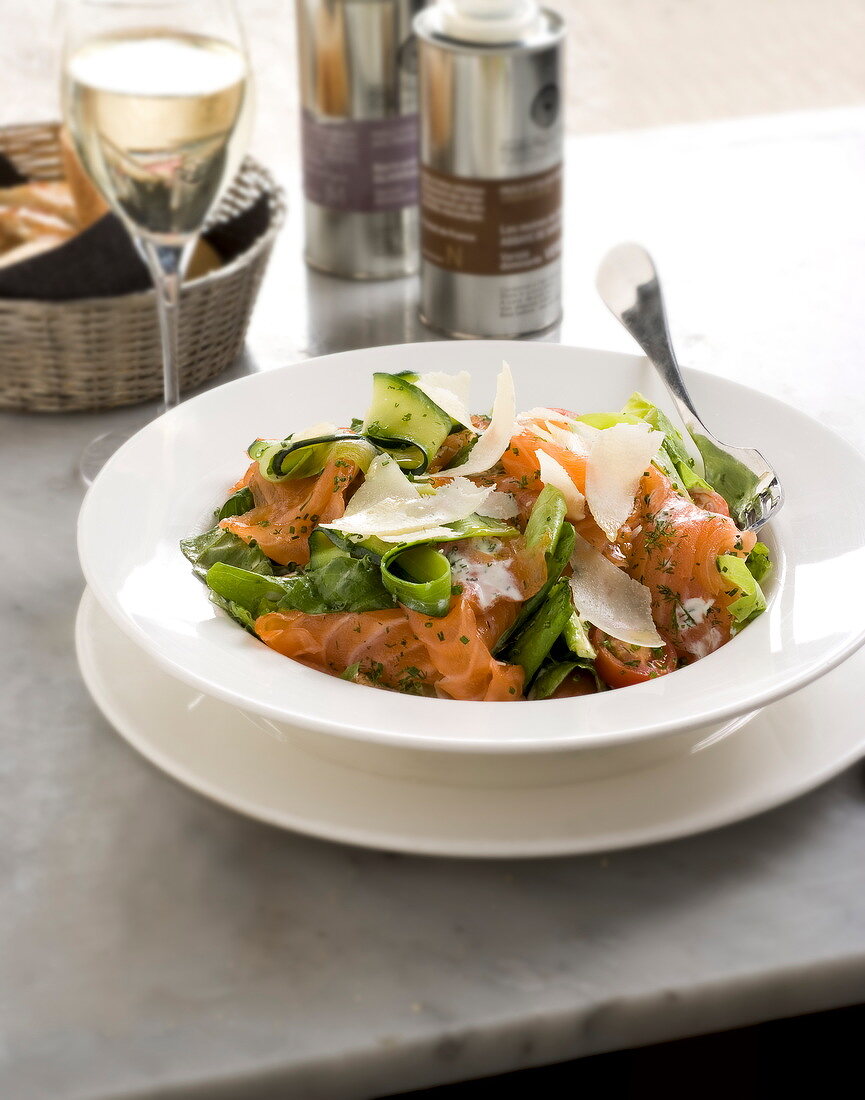 Salat mit Lachs, Zucchini und Parmesan