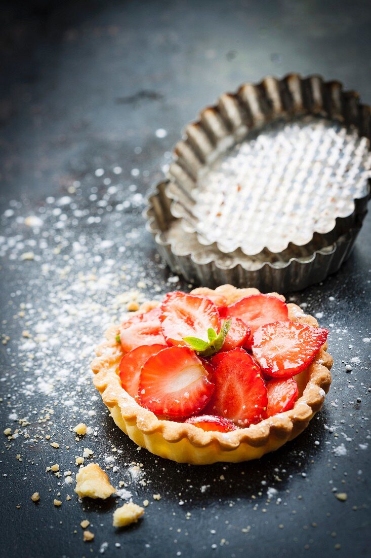 Strawberry shortbread tartlet