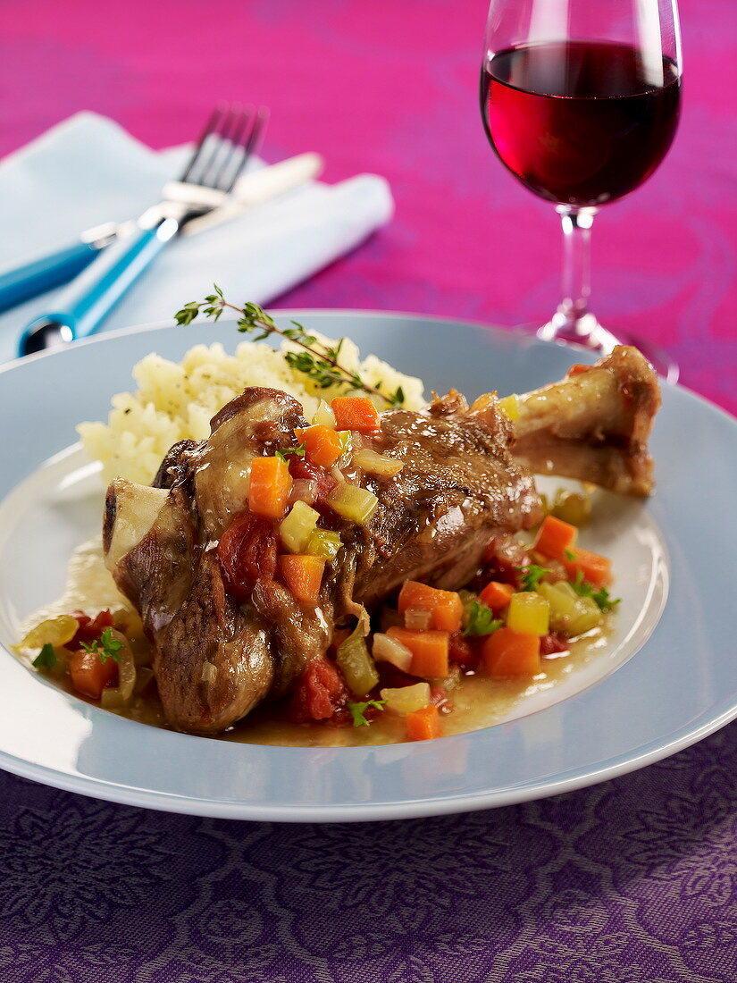 Knuckle of lamb with vegetables, mashed potatoes with thyme