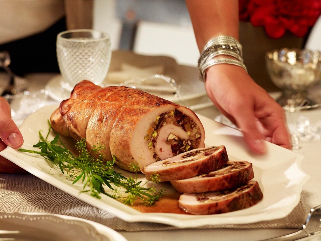 Putenrollbraten mit Trockenfrüchtefüllung