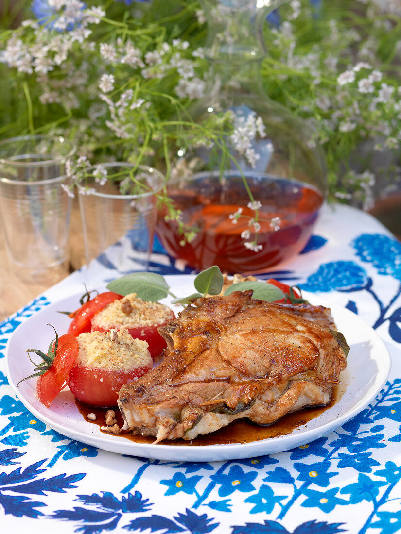 Kalbfleisch mit Gorgonzola und gefüllten Tomaten mit Streusel