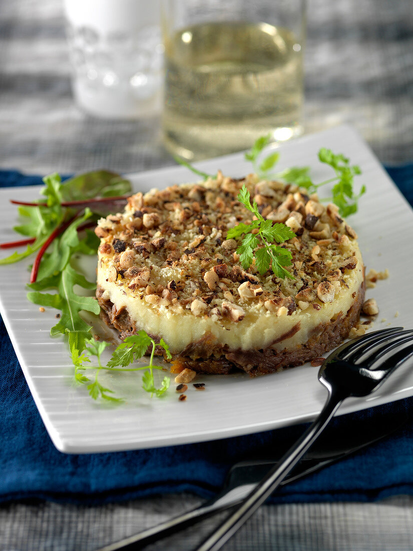 Parmentier de boeuf (Traditioneller Auflauf mit Rindfleisch und Pastinakenpüree, Frankreich)