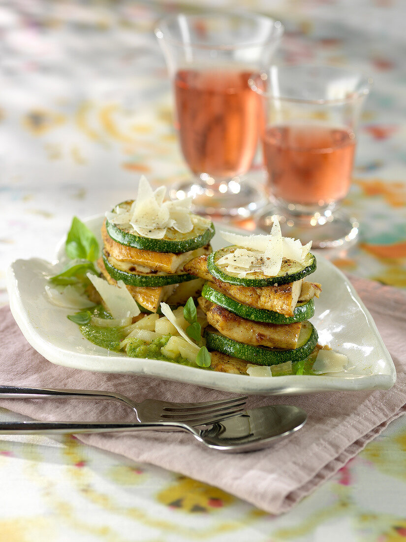 Schichttörtchen mit Hähnchen und mediterranem Gemüse