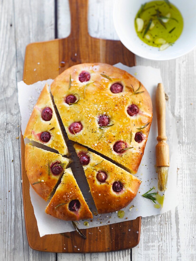 Focaccia mit Trauben und Rosmarin