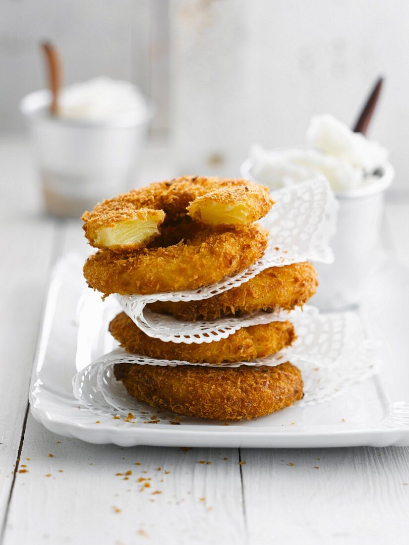 Ananas-Beignets mit Kokosnuss