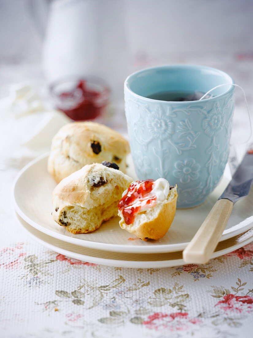 Scones mit Marmelade zum Tee