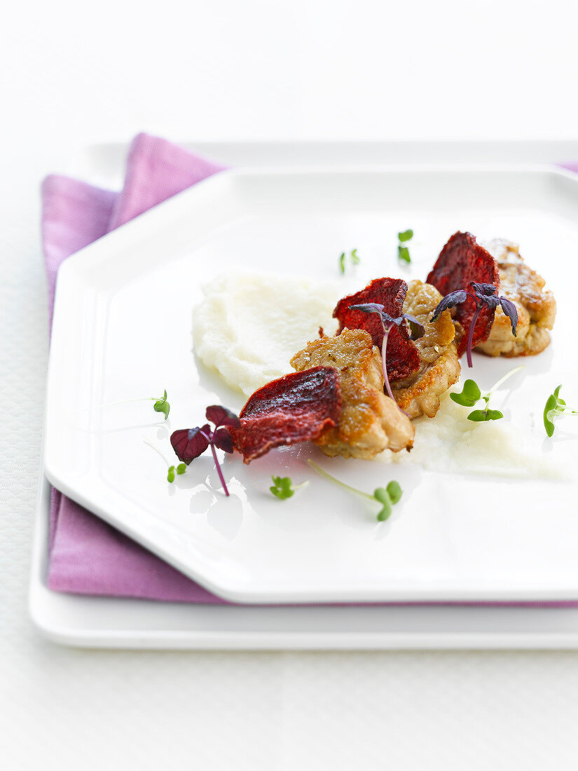 Kalbsbries-Spiesschen mit Rote-Bete-Chips auf Blumenkohlpüree