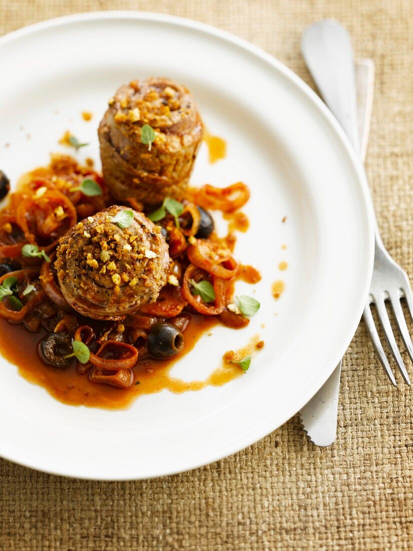 Rolled beef fillets in shallot and olive sauce