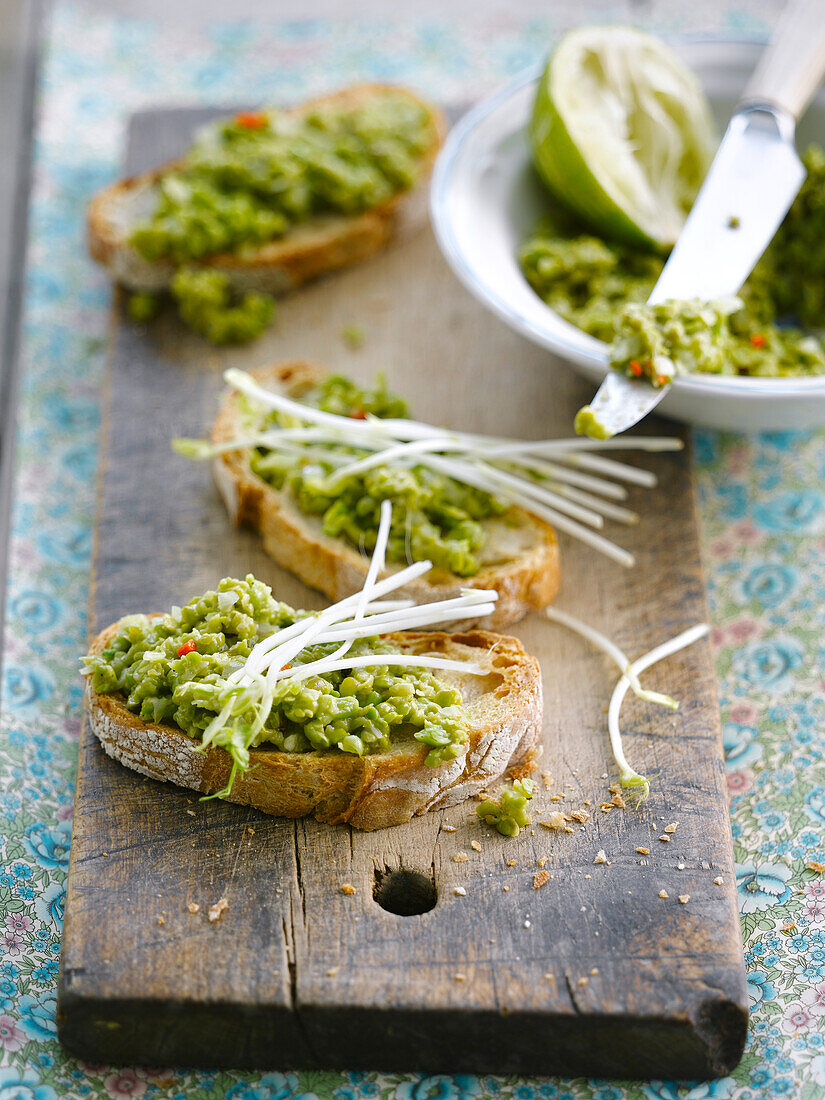 Ciabatta mit Erbsenpüree