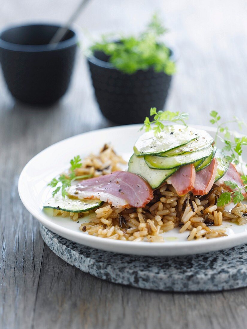 Reissalat mit Entenstreifen und Gurke