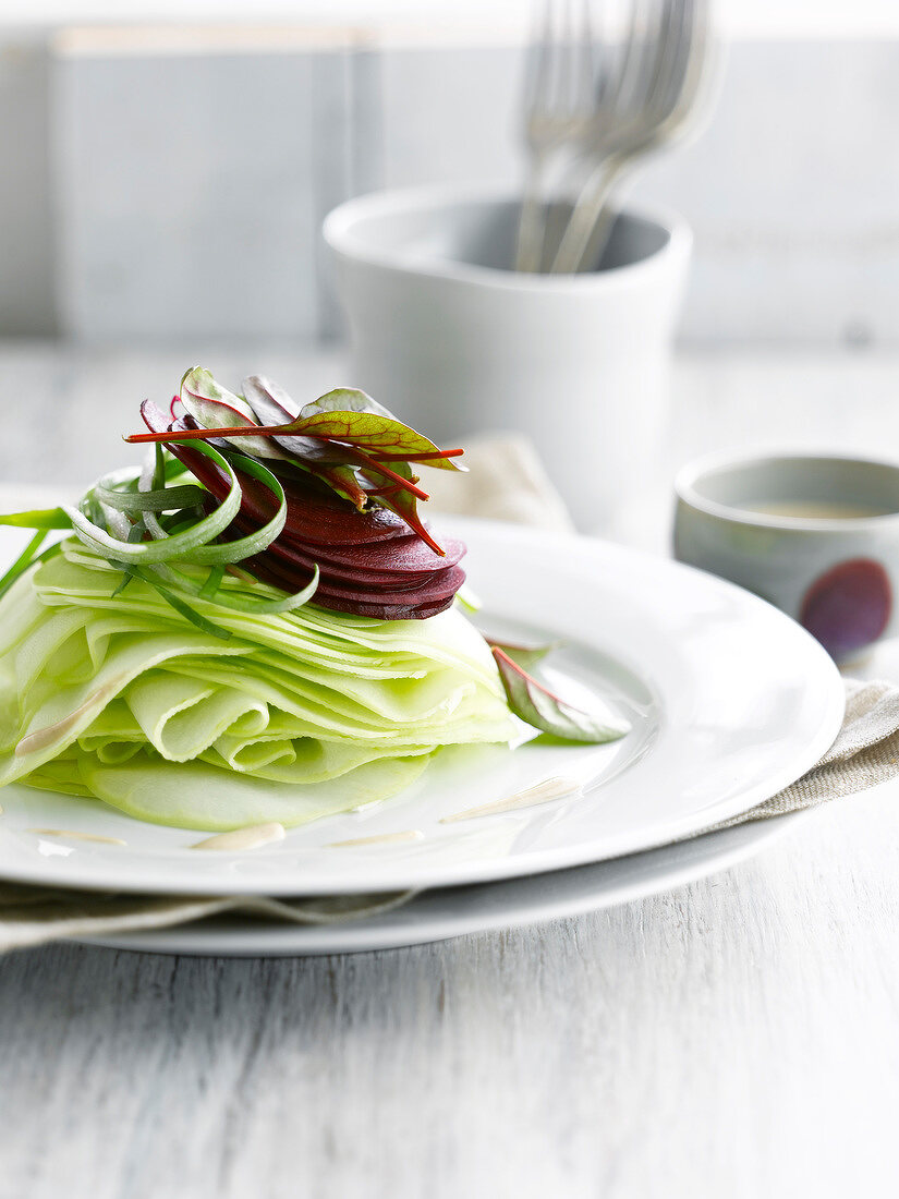 Kohlrabi-Rote-Bete-Rohkost mit Ziegenkäsesauce