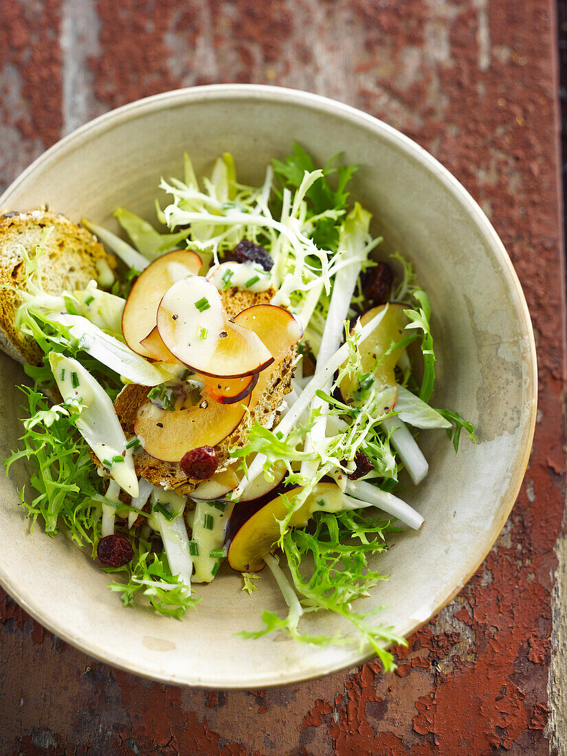 Salat mit Nektarinen, Chicorée und Rosinen