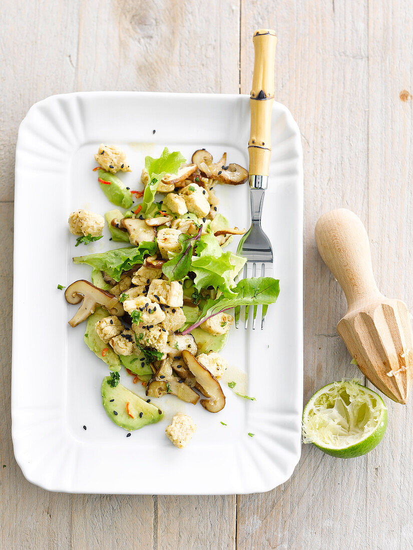 Salat mit Quorn, Shii Take Pilzen und Avocado