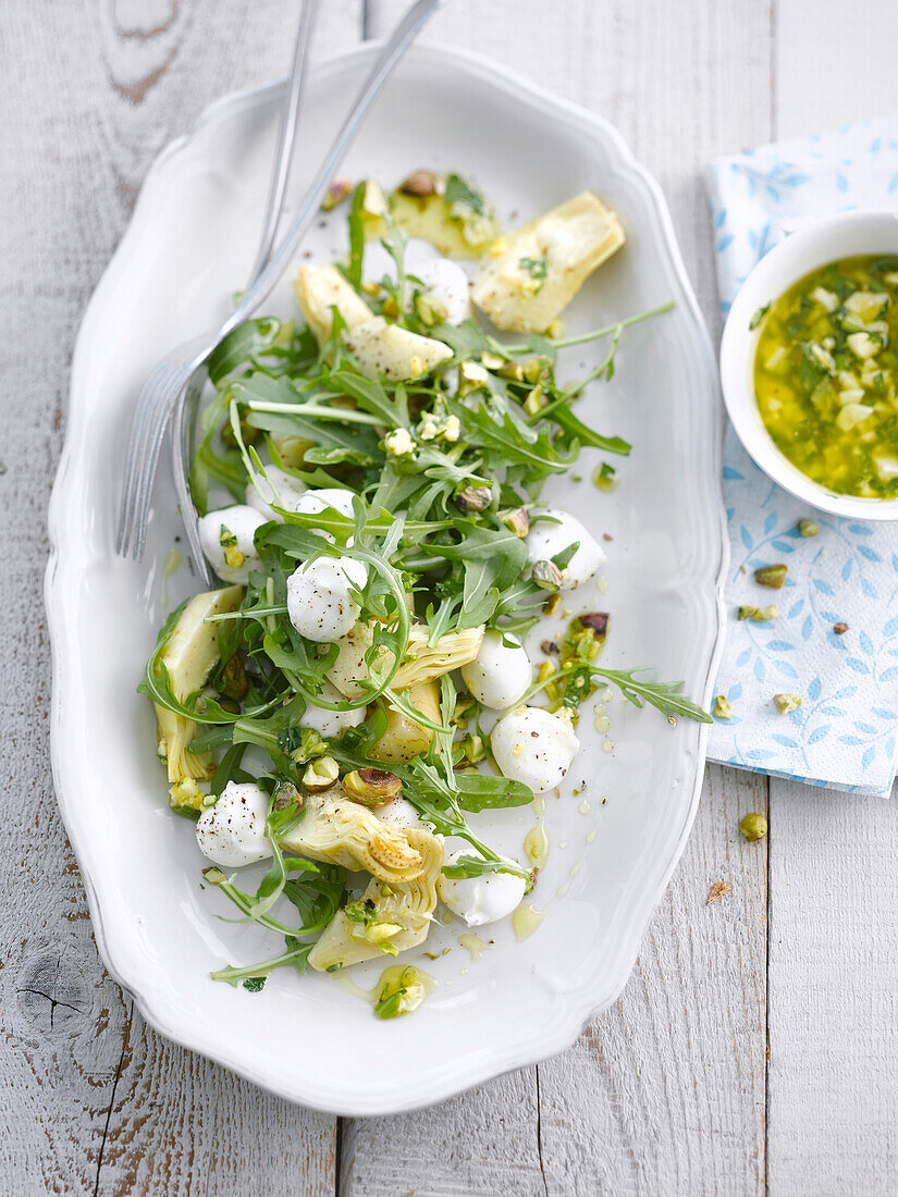 Rucolasalat mit Artischocken und Mozzarella