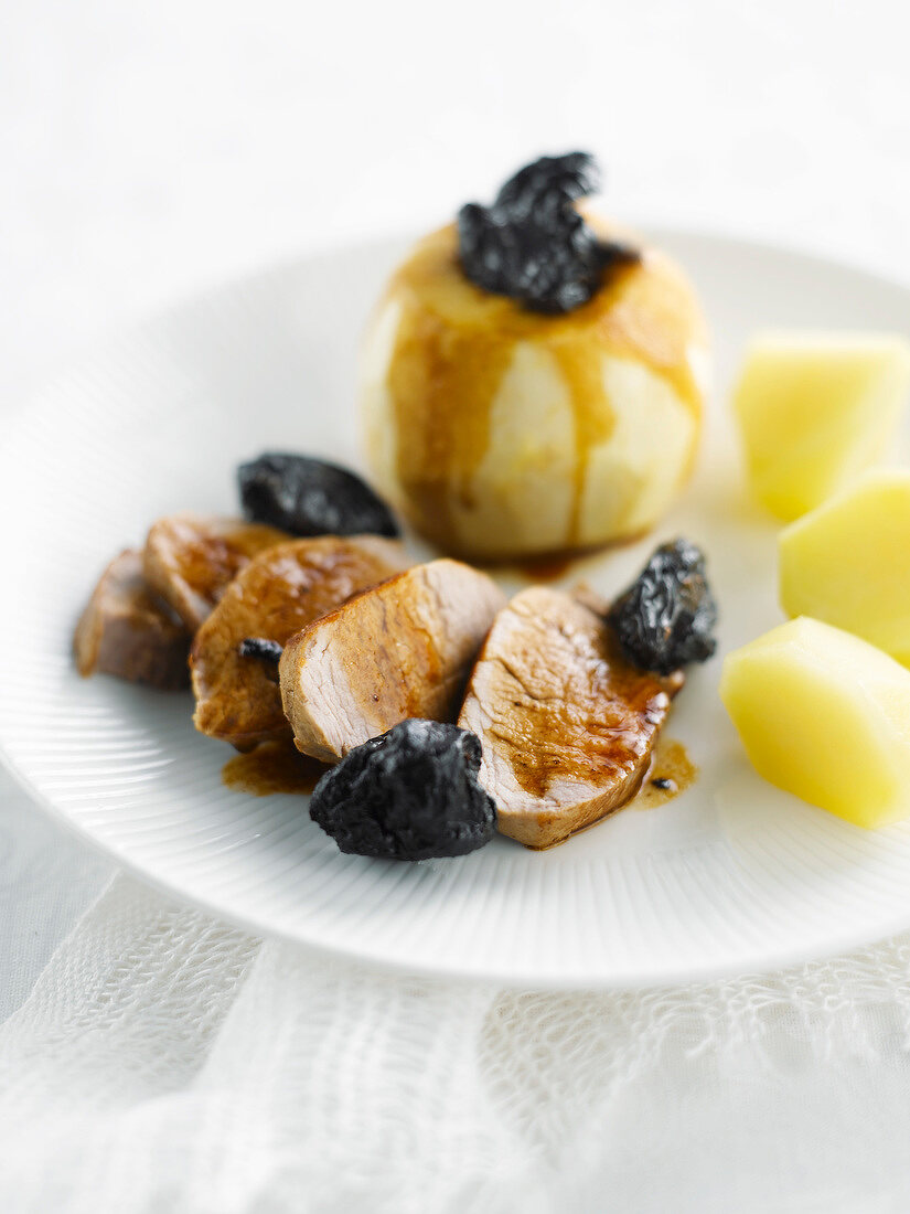 Pork fillet with prunes and apples