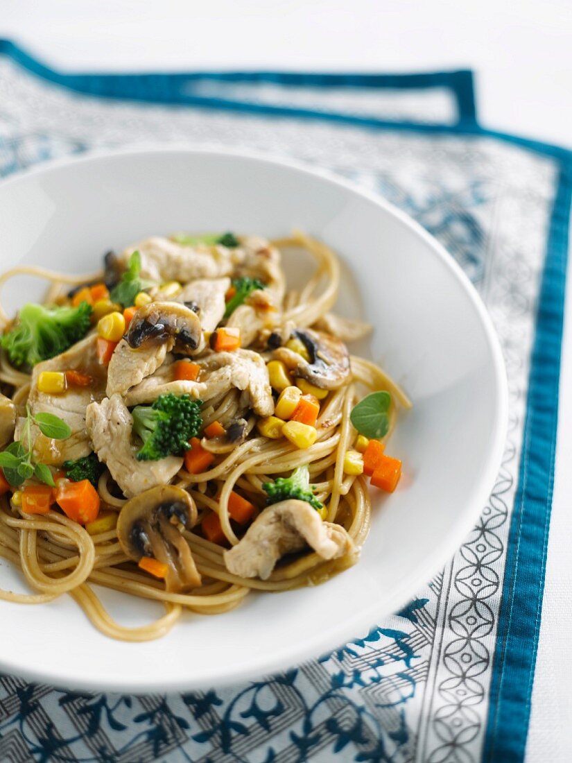 Sauteed noodles with vegetables and turkey