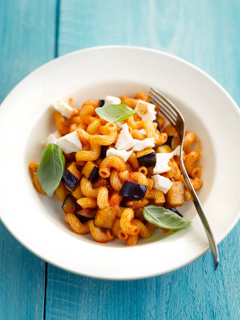 Cavatappi-Nudeln mit Tomate, Aubergine und Feta