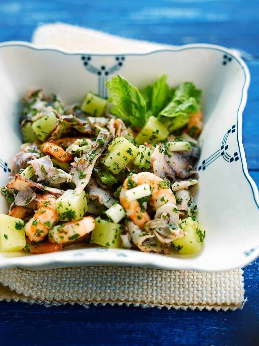 Kartoffelsalat mit Garnelen und Oktopus