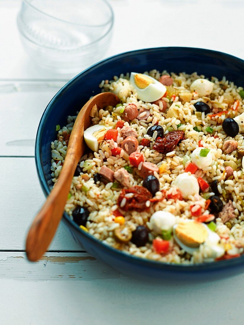 Reissalat mit Würstchen