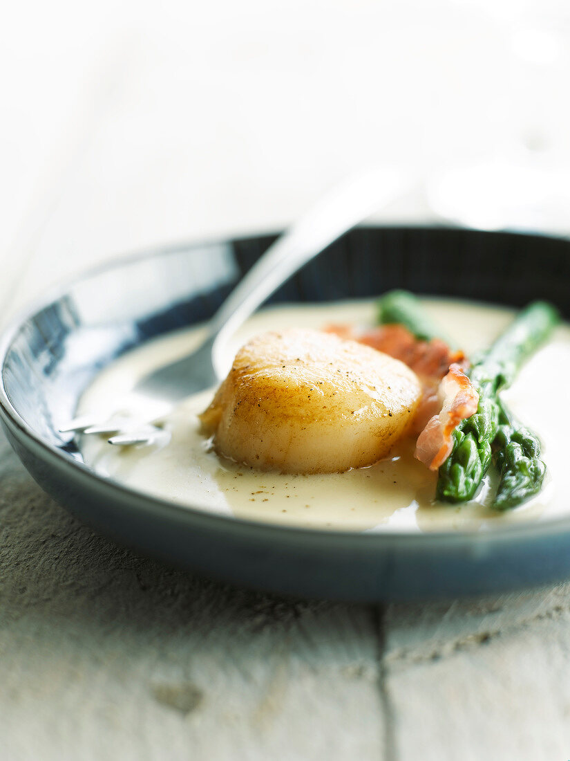 Cream of scallop and green asparagus soup