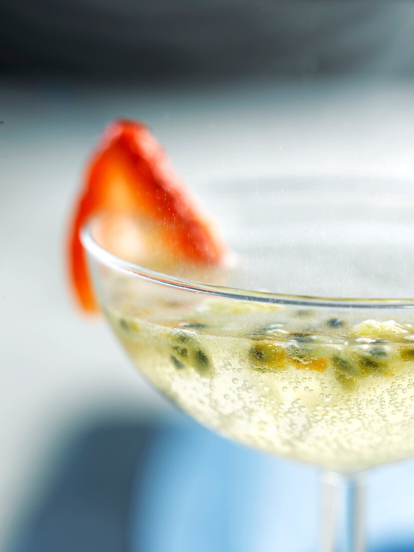 Champagnercocktail mit Passionsfrucht